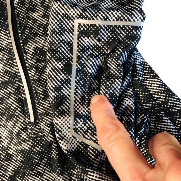 UNDER ARMOUR - WOMENS BLACK & WHITE PULLOVER - Picture 10 of 12